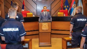 Policija u klupama Skupštine